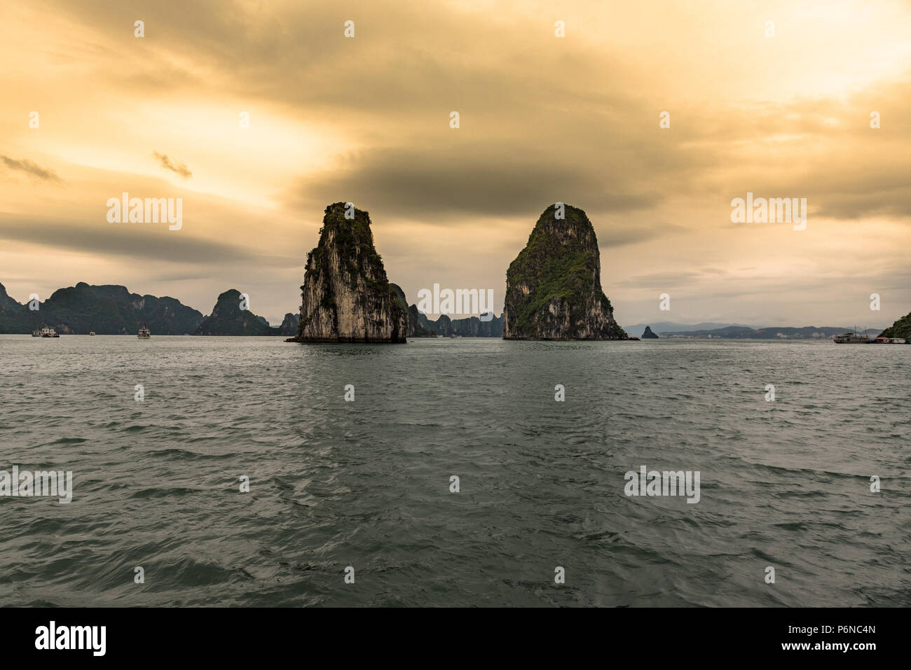 Drammatica cielo sopra le imponenti formazioni rocciose della baia di Halong. Foto Stock