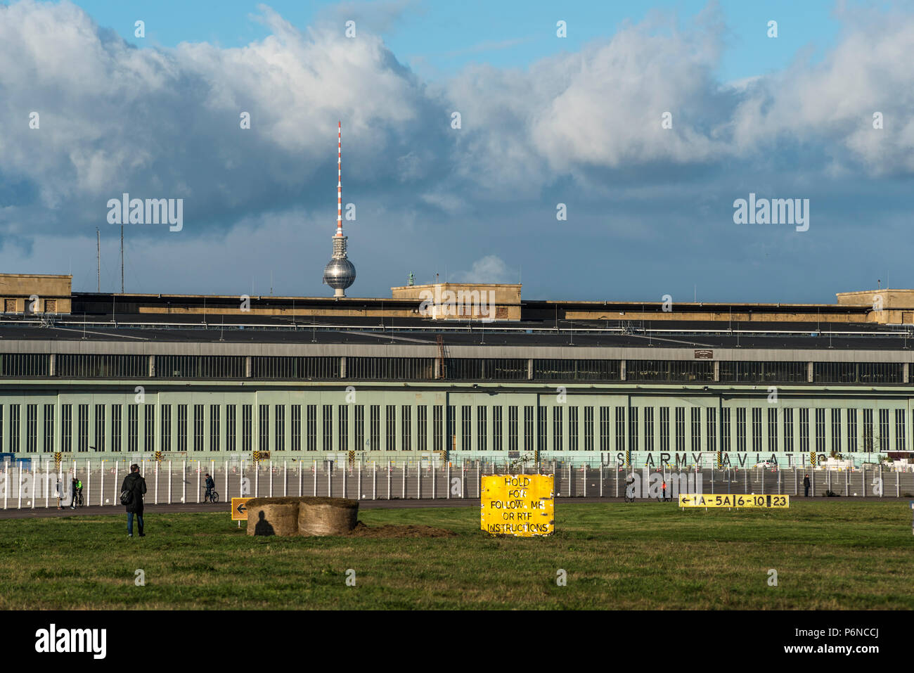 Berlino, Germania, 20 ottobre 2017: vista sulla ex aeroporto Tempelhof di Berlino con i visitatori non identificato. Foto Stock