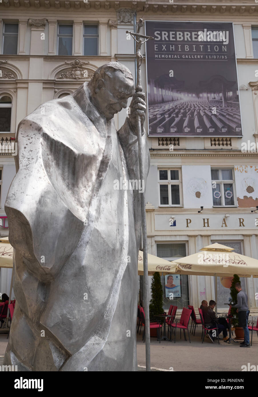 La statua di Papa Giovanni Paolo II da scultore croato Hrvoje Urumovic fuori la Cattedrale del Sacro Cuore a Sarajevo, Bosnia ed Erzegovina. Foto Stock