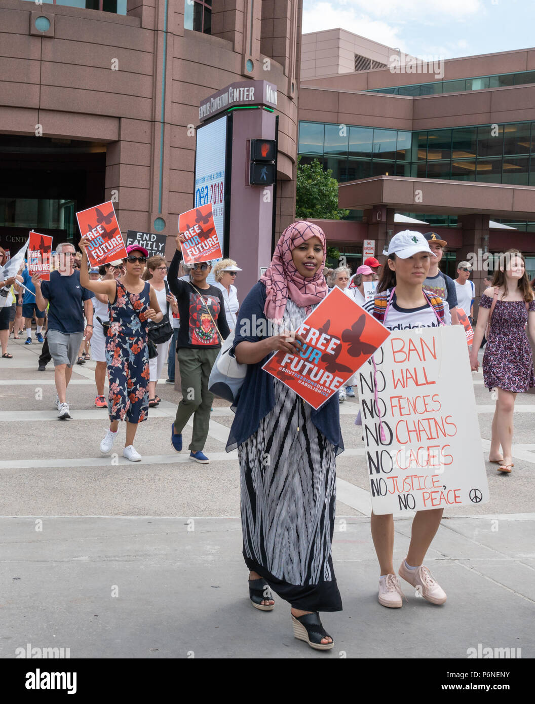 MINNEAPOLIS, MN/STATI UNITI D'America - 30 giugno 2018: Unidentified individui che partecipano nelle famiglie appartengono insieme marzo. Foto Stock