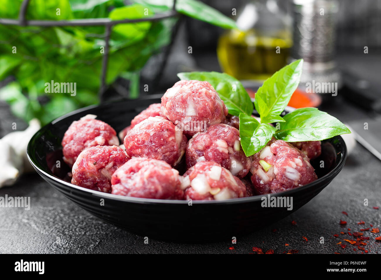 Polpette di carne. La cottura di greggio le polpette di carne di manzo Foto Stock