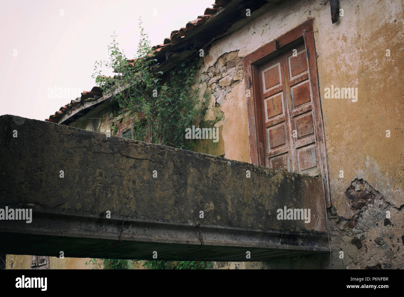 Vecchia casa con una rampa Foto Stock