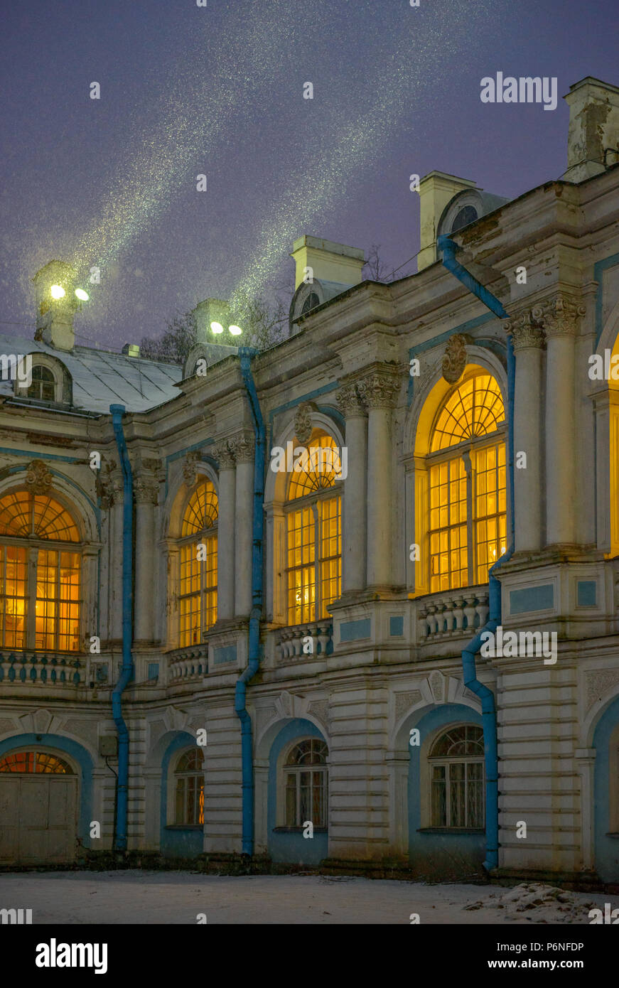 Smolny convento con illuminazione notturna a San Pietroburgo, Russia. Proiettori sul tetto brillare attraverso la caduta di neve. Foto Stock Smolny convento con illuminazione notturna a San Pietroburgo, Russia. Proiettori sul tetto brillare attraverso la caduta di neve. Foto Stock