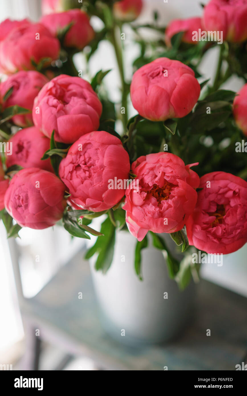 Composizione Floreale Di 3 Peonie Artificiali In Vaso Di Vetro. Decorazione Da Interni Atmosfera, Altezza 35 Cm. Perfetta Per Centrotavola E Regali Eleganti.