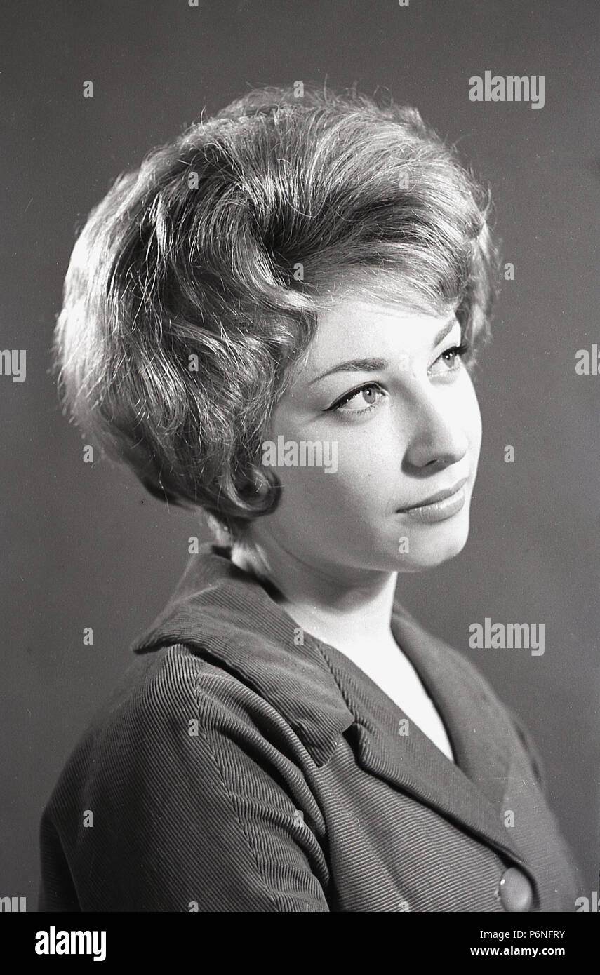 Degli anni Cinquanta, la foto di un attraente ragazza con un pettinature acconciatura da un professionale servizio fotografico, Inghilterra, Regno Unito. Foto Stock