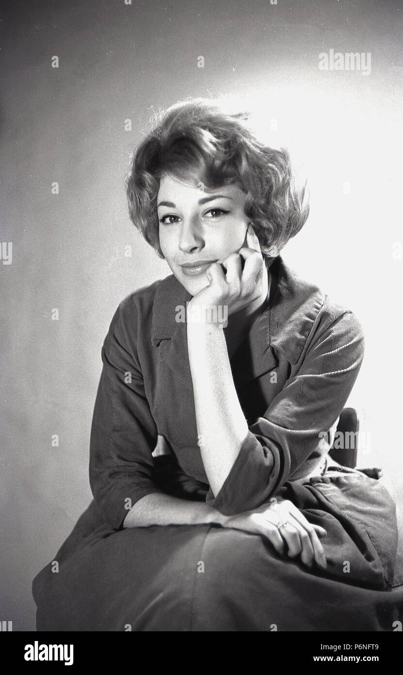 Degli anni Cinquanta, la foto di un attraente ragazza con un pettinature acconciatura da un professionale servizio fotografico, Inghilterra, Regno Unito. Foto Stock