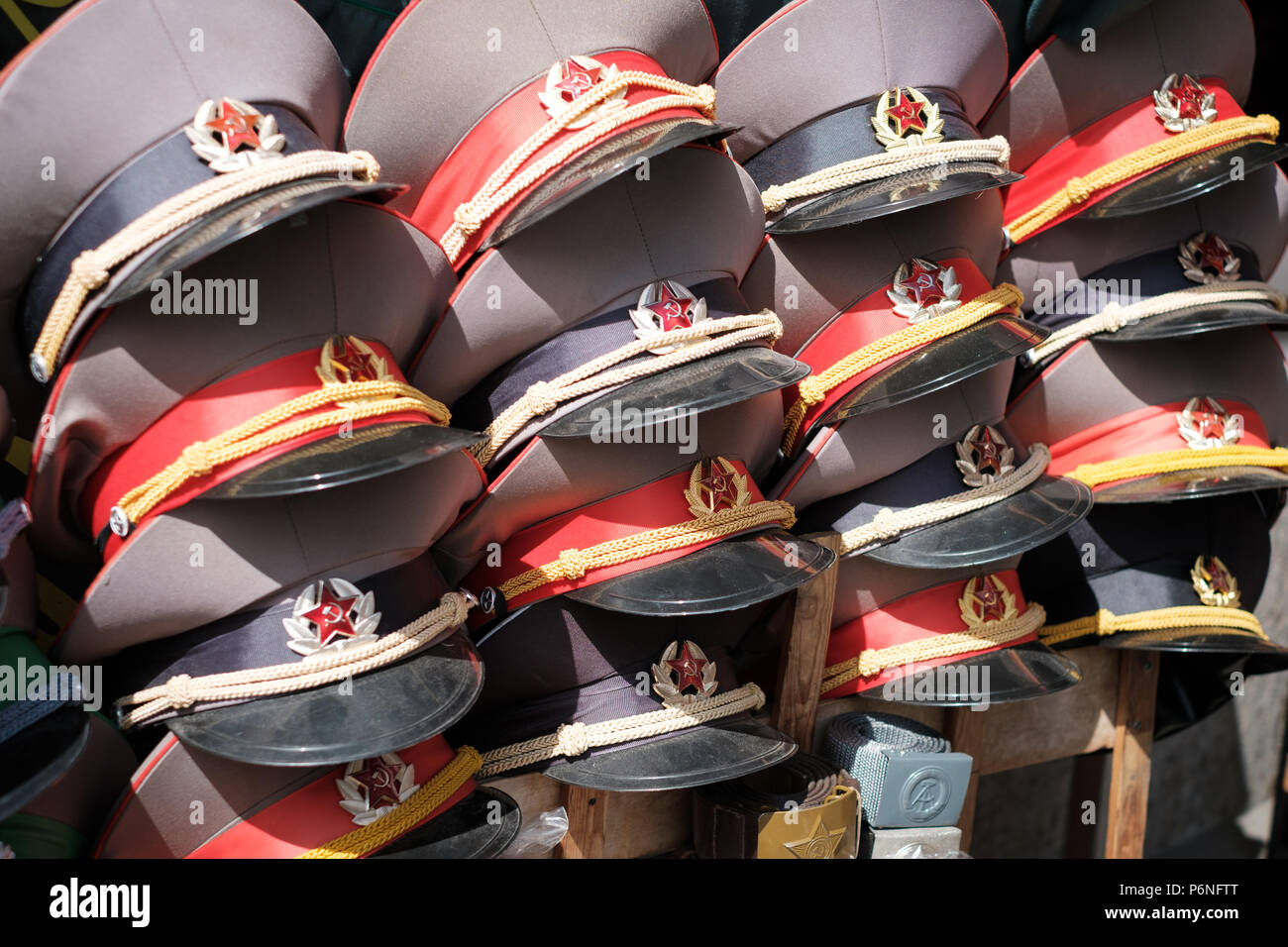 Esercito Russo officer caps - souvenir, Berlino Est Foto Stock
