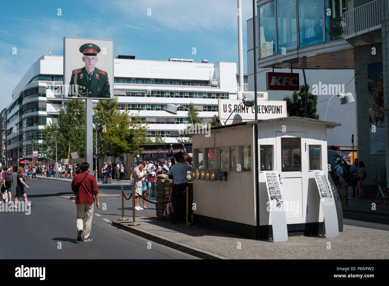 Berlino, Germania - Giugno 2018: il Checkpoint Charlie, un ex confine checkpoint in Berlino, Germania Foto Stock