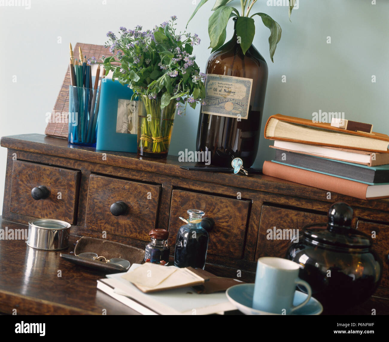 Close-up della tazzina e teiera sulla piccola scrivania con spugnatura effetto vernice Foto Stock