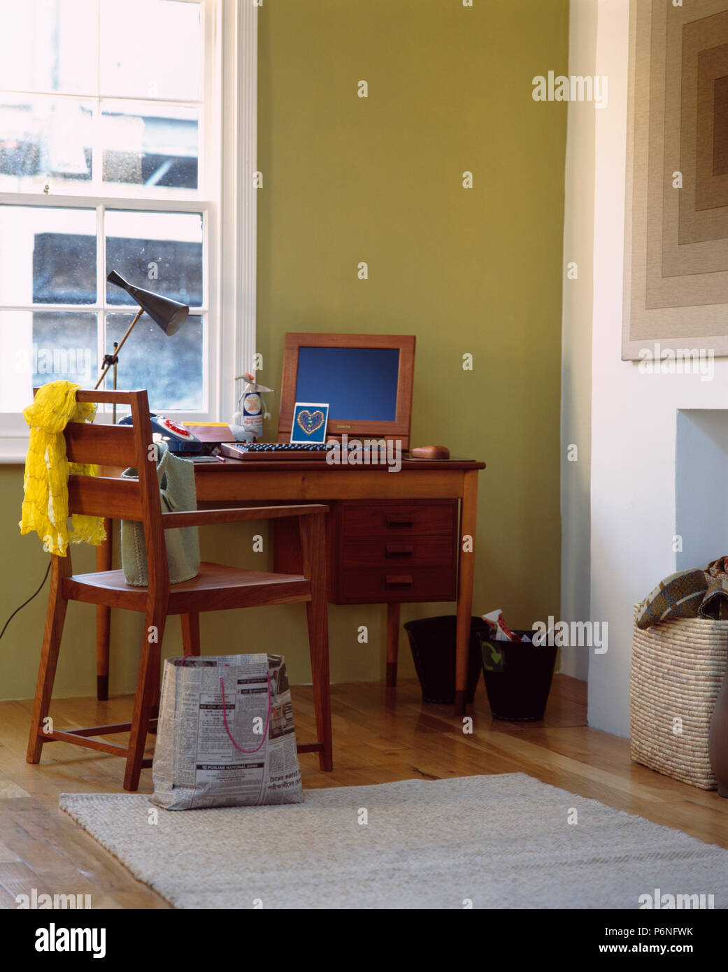 Sedia in legno e tavolo con computer in ufficio in casa Foto Stock
