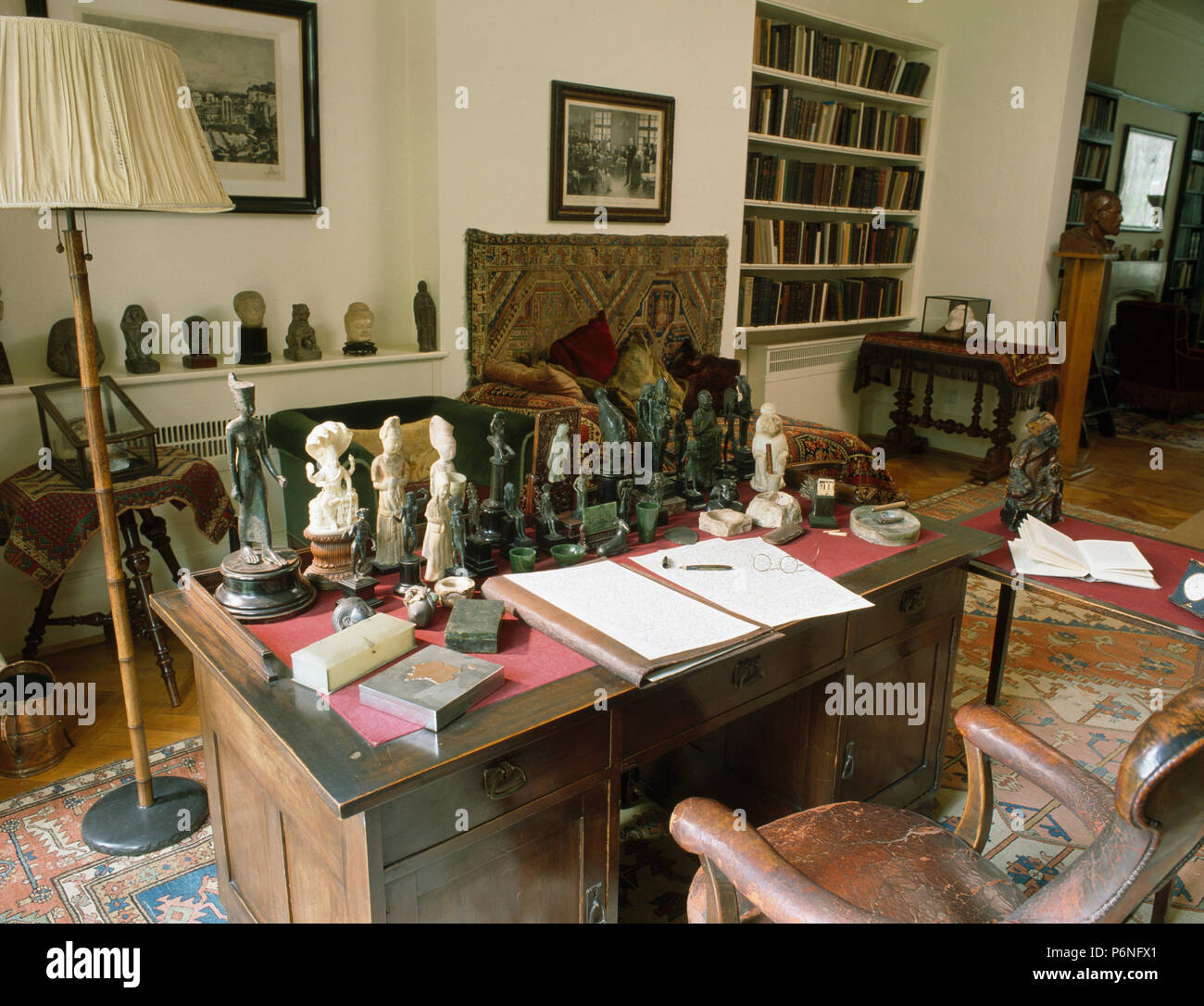 Churchill la scrivania e sedia in metropolitana Cabinet War Rooms a Londra durante la Seconda Guerra Mondiale Foto Stock