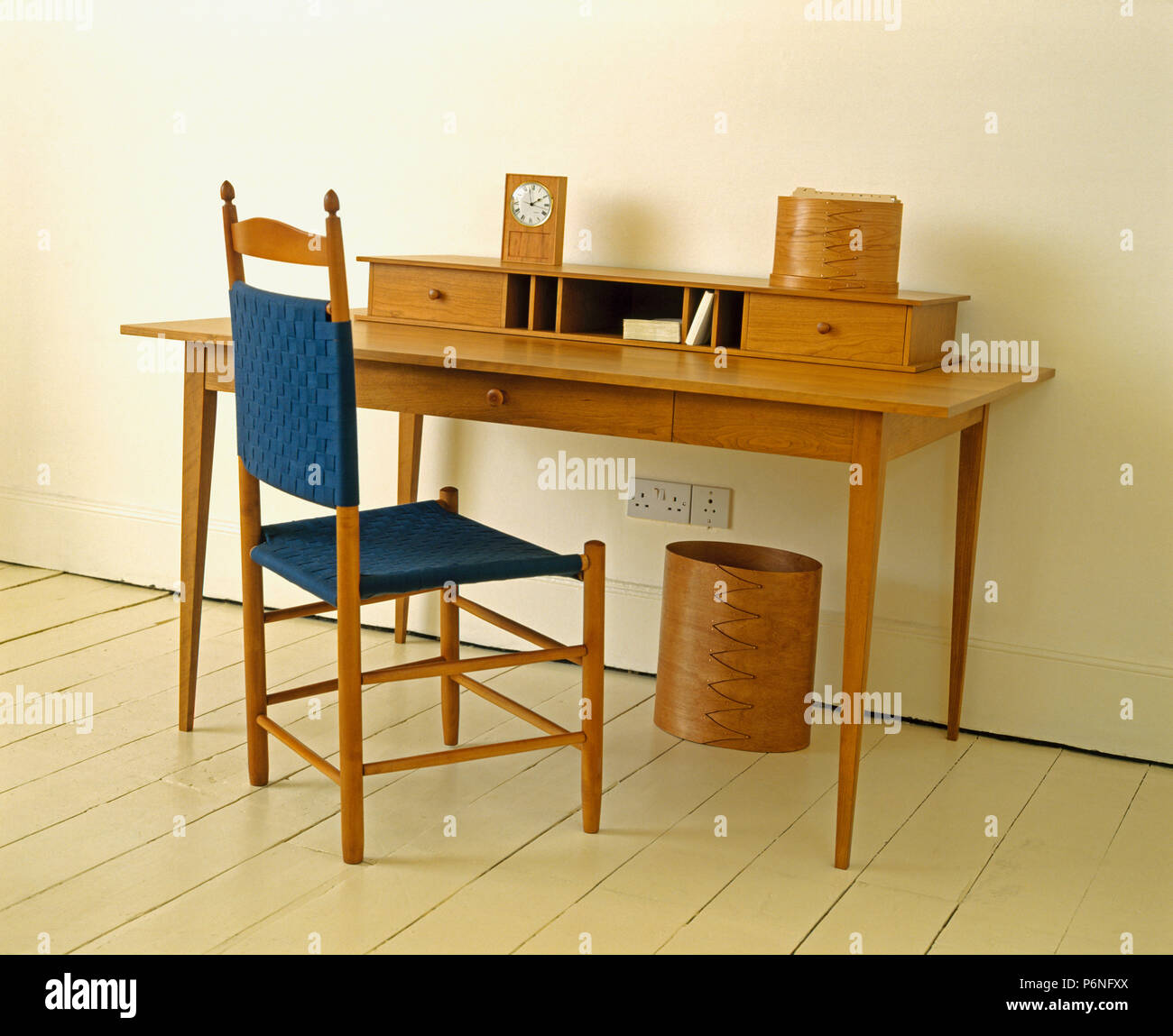 Close-up di Shaker-style sedia e scrivania con wastebin in studio semplice Foto Stock
