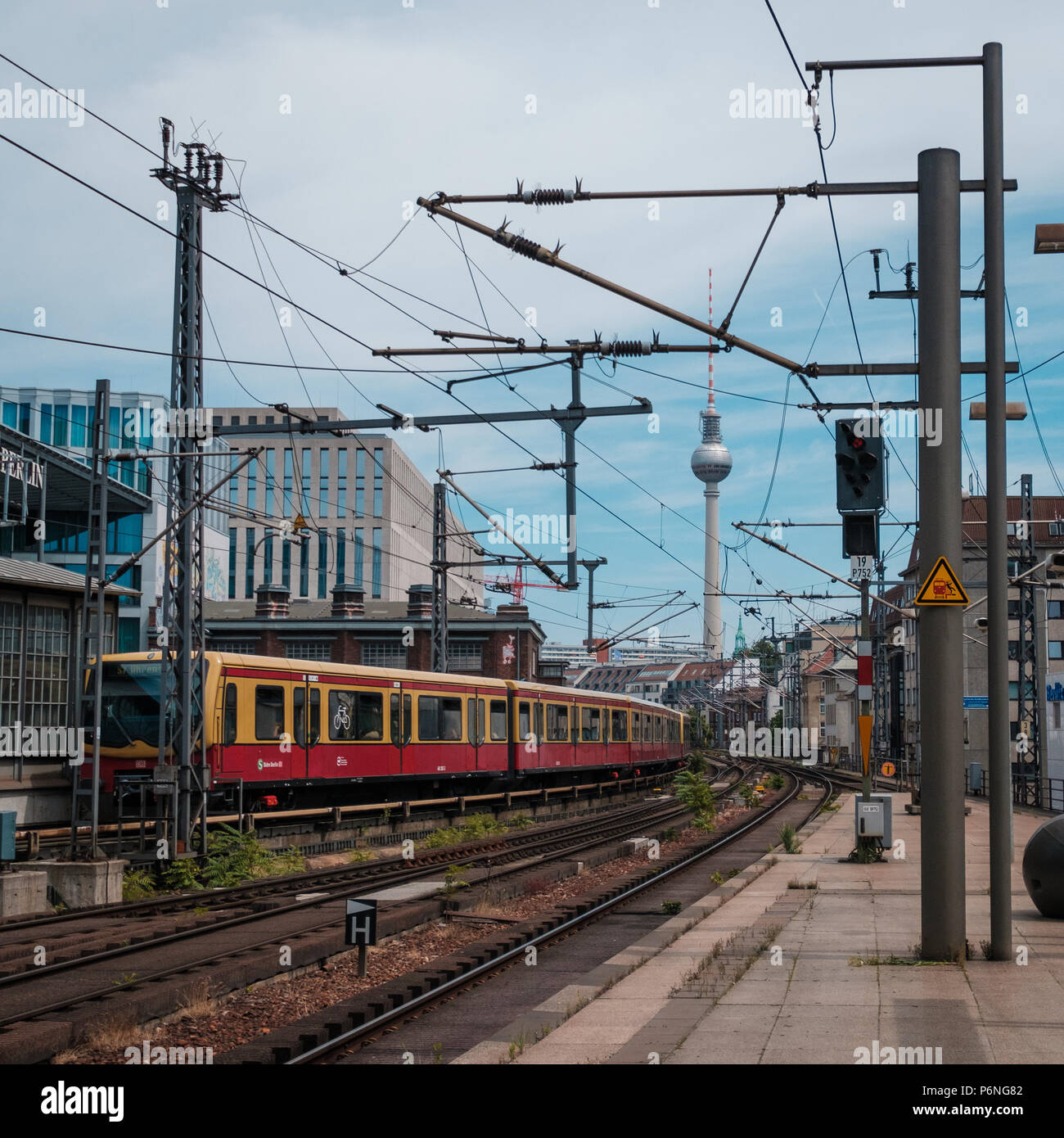 Berlino, Germania - Giugno 2018: trasporti pubblici ferrovia / Stazione ferroviaria S-Bahn vicino alla Torre della TV (Fernsehturm) a Berlino Germania Foto Stock