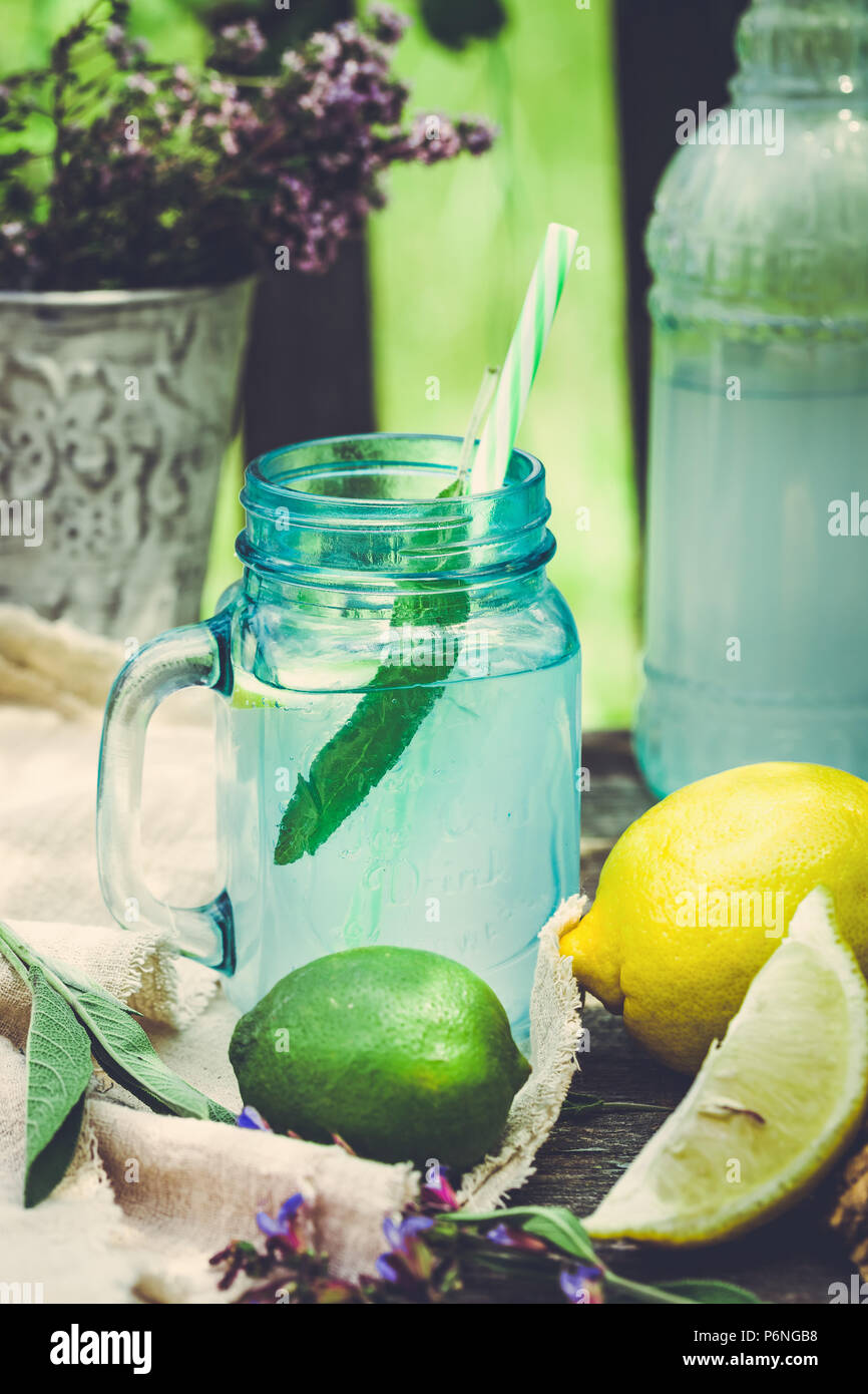 Bevanda infusa con limone e salvia Foto Stock