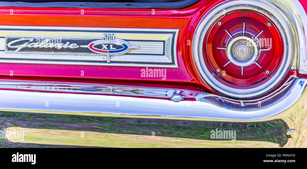 La profondità di campo di una vista dettagliata del complessivo luce di posizione posteriore e la targa posteriore su un 1964 Ford Galaxie 500 XL convertibile. Foto Stock