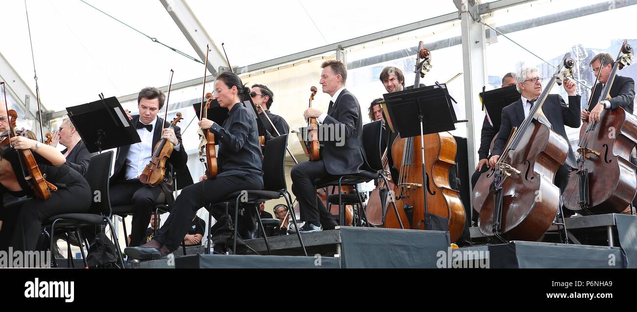 Sir Simon Rattle e grandi di Londra presso il popolo del concerto Trafalgar Square domenica 1 luglio 2018 Foto Stock