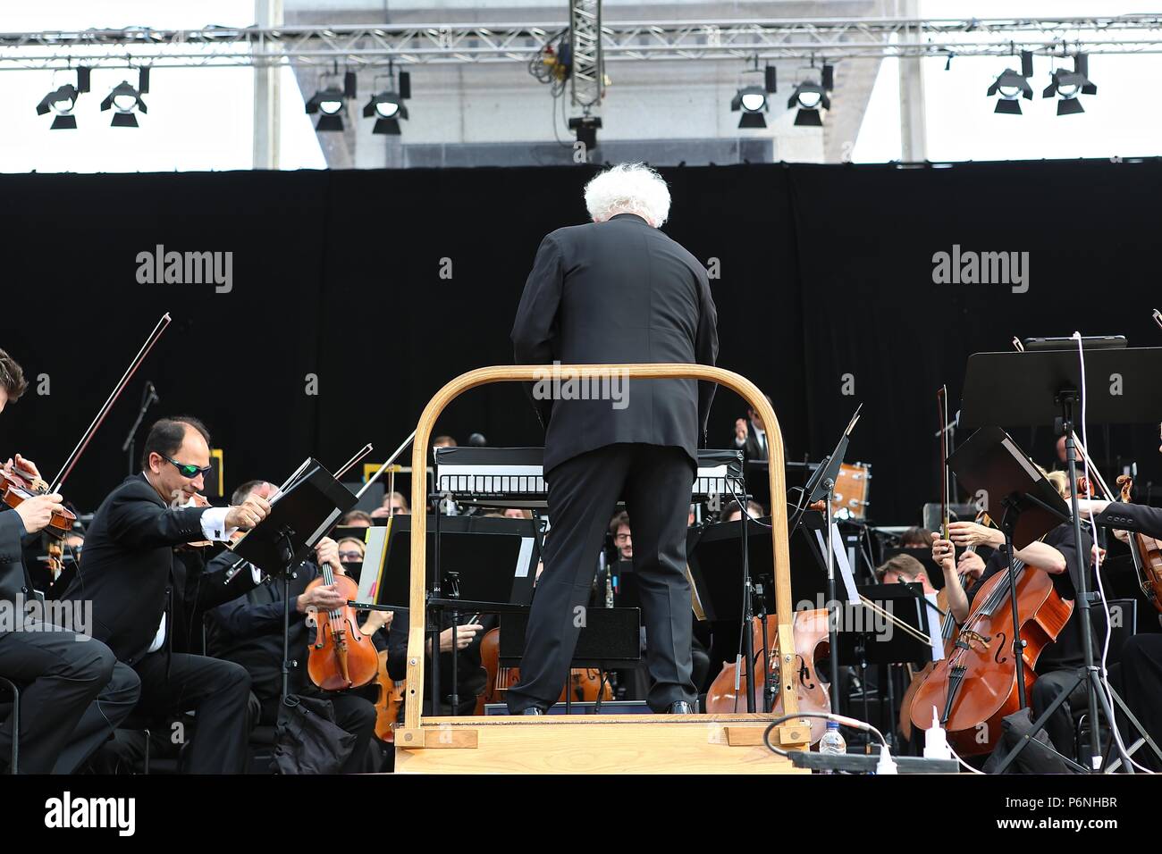 Sir Simon Rattle e grandi di Londra presso il popolo del concerto Trafalgar Square domenica 1 luglio 2018 Foto Stock