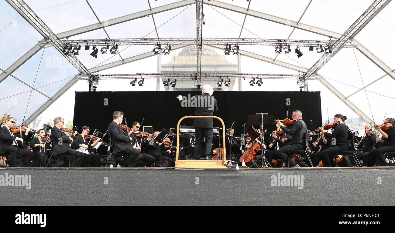 Sir Simon Rattle e grandi di Londra presso il popolo del concerto Trafalgar Square domenica 1 luglio 2018 Foto Stock