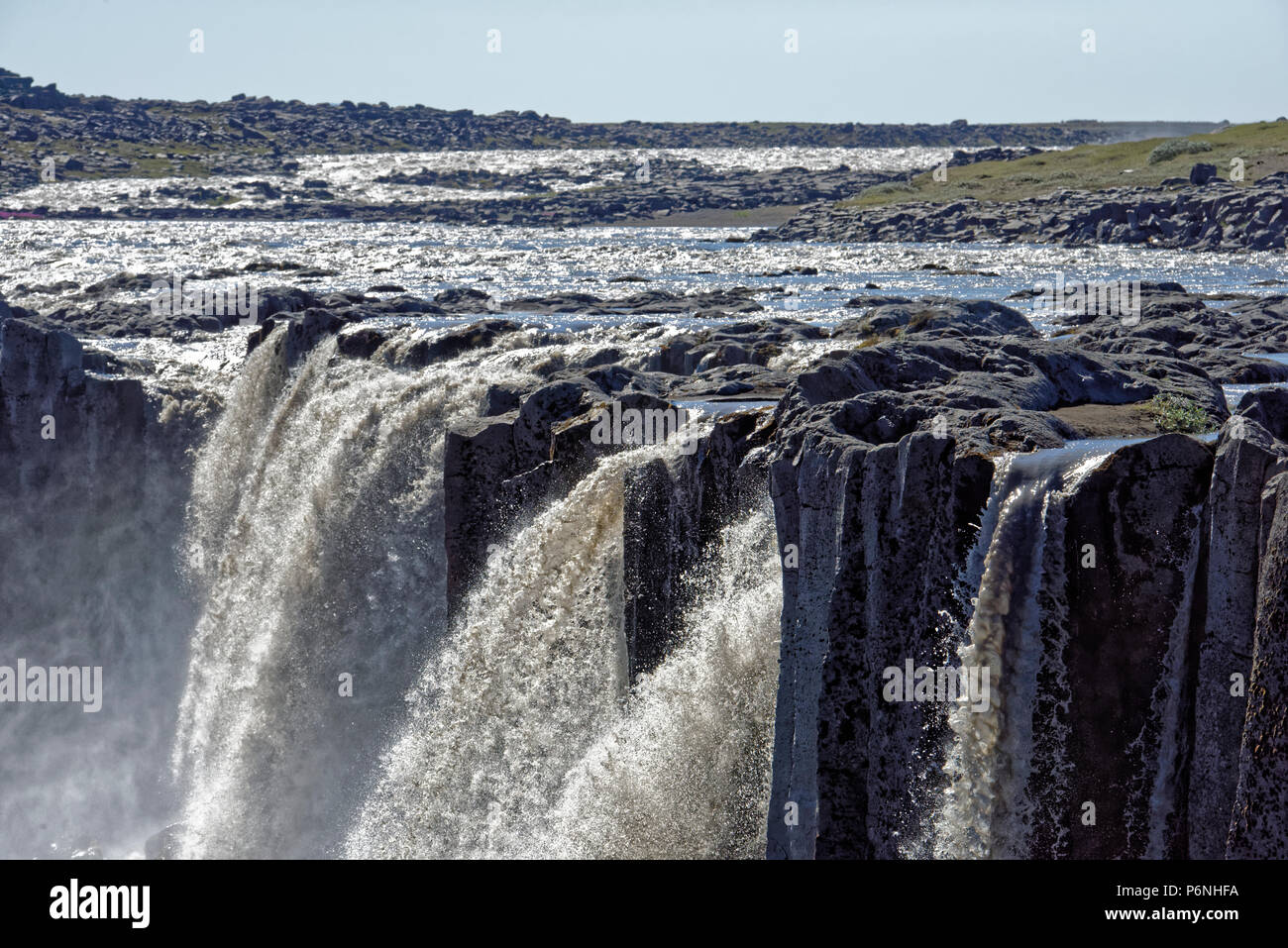 Dettifoss Europa s più grande cascata Jokulsa su un fiume Fjollum Islanda Regioni polari.i turisti sul sentiero di Dettifoss cascata in Vatnajokull National Foto Stock