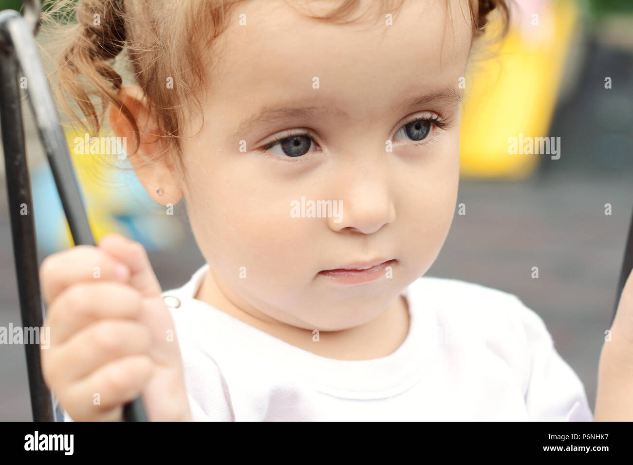 Close up ritratto di simpatici baby girl nel parco. Foto Stock