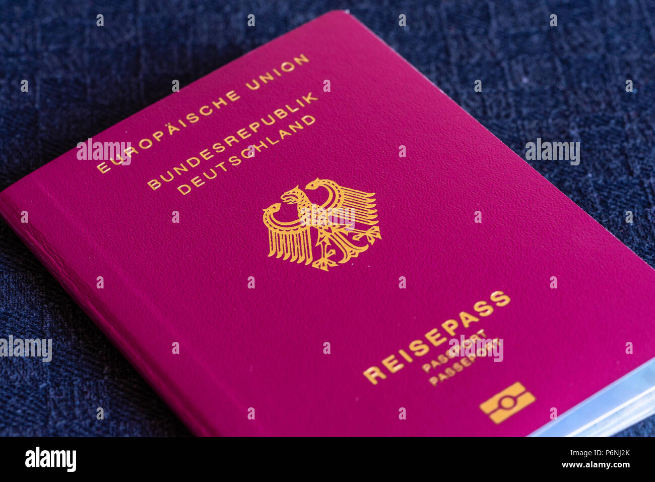Coperchio anteriore di un contemporaneo passaporto tedesco (anno di rilascio 2018), Unione europea passaporto, passaporto UE Foto Stock