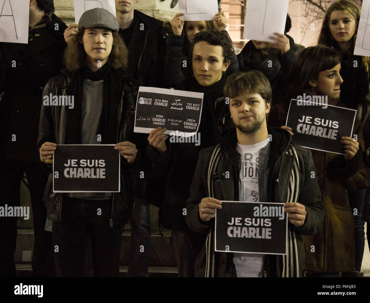 Belgrado, Serbia - Gennaio 10, 2015: giovani tenendo premuto 'Je suis Charlie' segni durante una dimostrazione per commemorare il 7 di gennaio gli attacchi aga Foto Stock