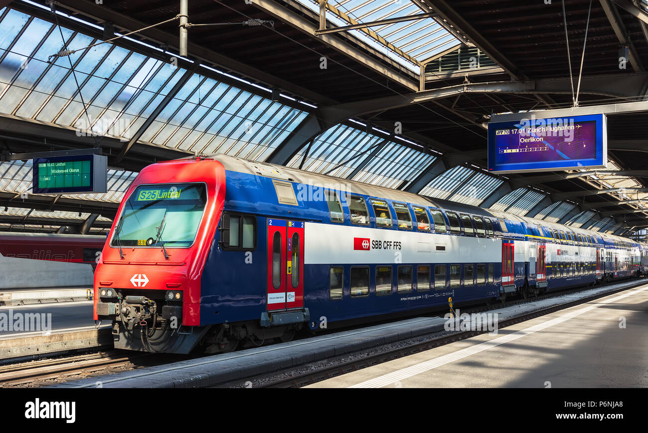 Un treno passeggeri delle Ferrovie Federali Svizzere società presso una piattaforma di Zurigo stazione ferroviaria principale. Foto Stock