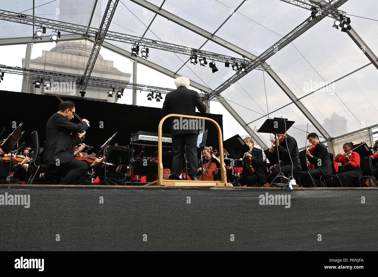 Sir Simon Rattle e grandi di Londra presso il popolo del concerto Trafalgar Square domenica 1 luglio 2018 Foto Stock