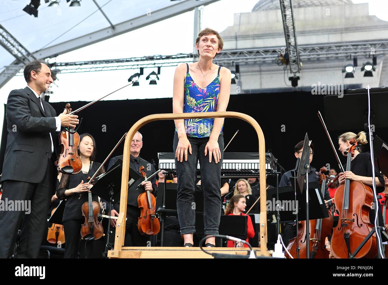 Sir Simon Rattle e grandi di Londra presso il popolo del concerto Trafalgar Square domenica 1 luglio 2018 Foto Stock