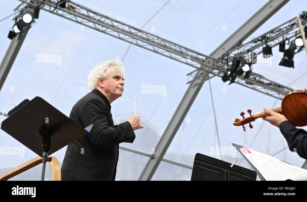 Sir Simon Rattle e grandi di Londra presso il popolo del concerto Trafalgar Square domenica 1 luglio 2018 Foto Stock