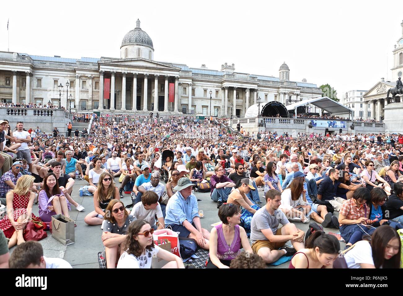 Sir Simon Rattle e grandi di Londra presso il popolo del concerto Trafalgar Square domenica 1 luglio 2018 Foto Stock