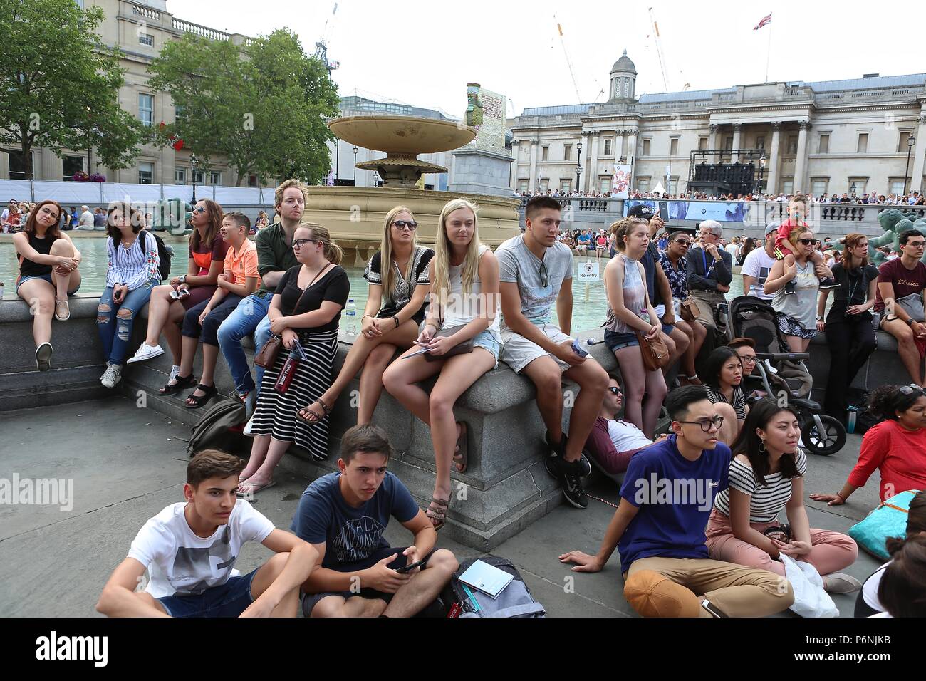 Sir Simon Rattle e grandi di Londra presso il popolo del concerto Trafalgar Square domenica 1 luglio 2018 Foto Stock