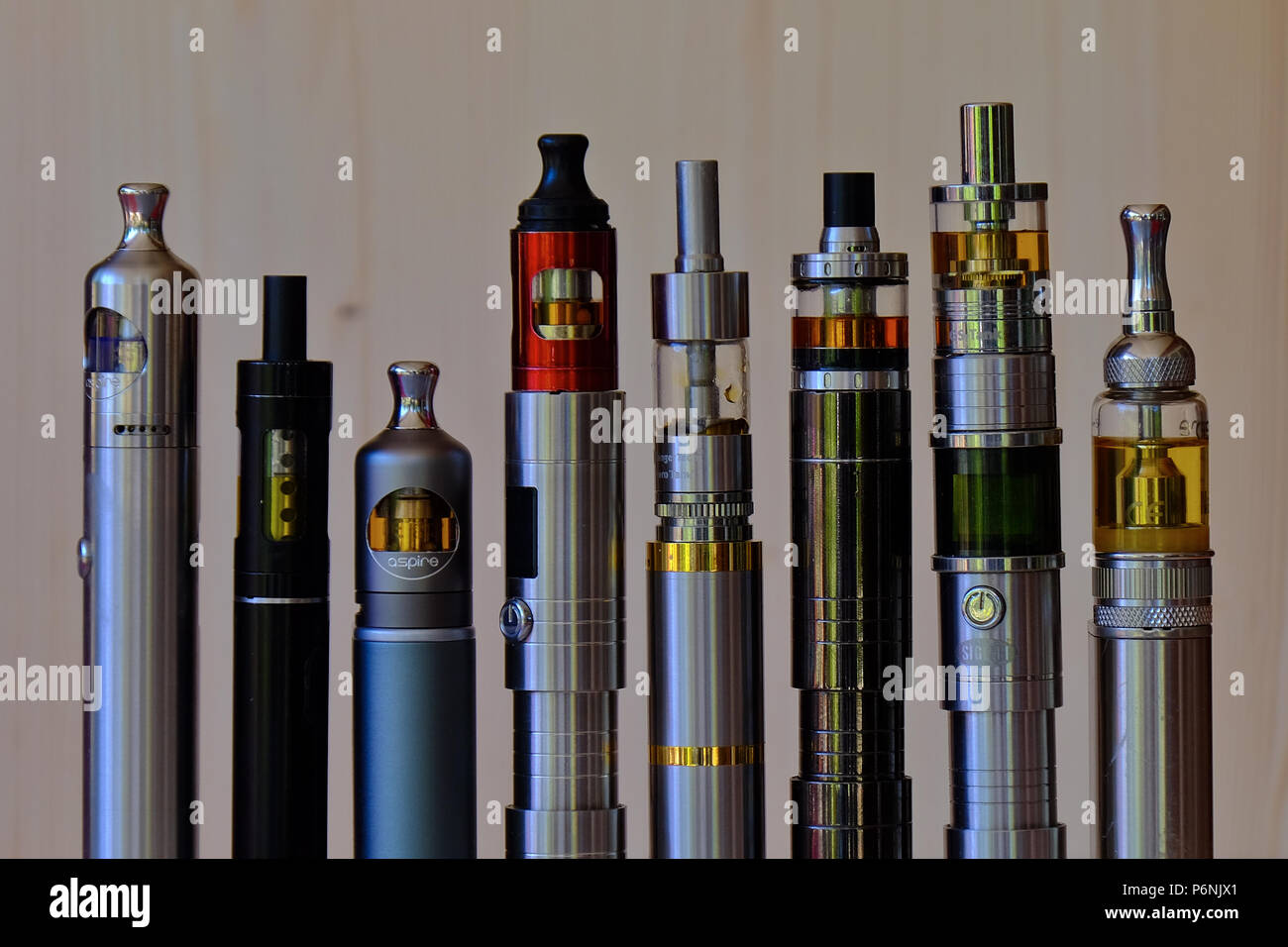 Una serie di tubi di diverse ecigarette dispositivi per eletronic fumatori o vaping con eliquid Foto Stock