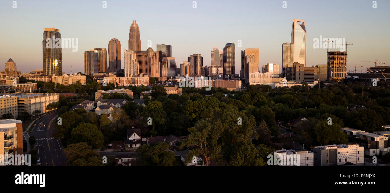 Panaoramic vista del paesaggio urbano in crescita e gli edifici di Charlotte NC Foto Stock