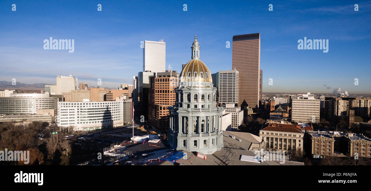 Il blu del cielo e le fredde temperature nitido esiste su una giornata invernale in Denver Colorado Foto Stock