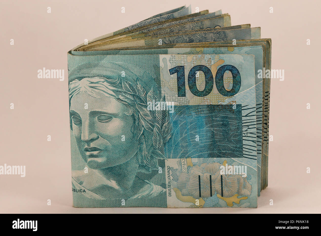 100 Denaro Reale Note dal Brasile. Brasiliano di denaro. Immagine di note di Real, la moneta ufficiale del Brasile dal 1994. Note di 100 Reais. Foto Stock