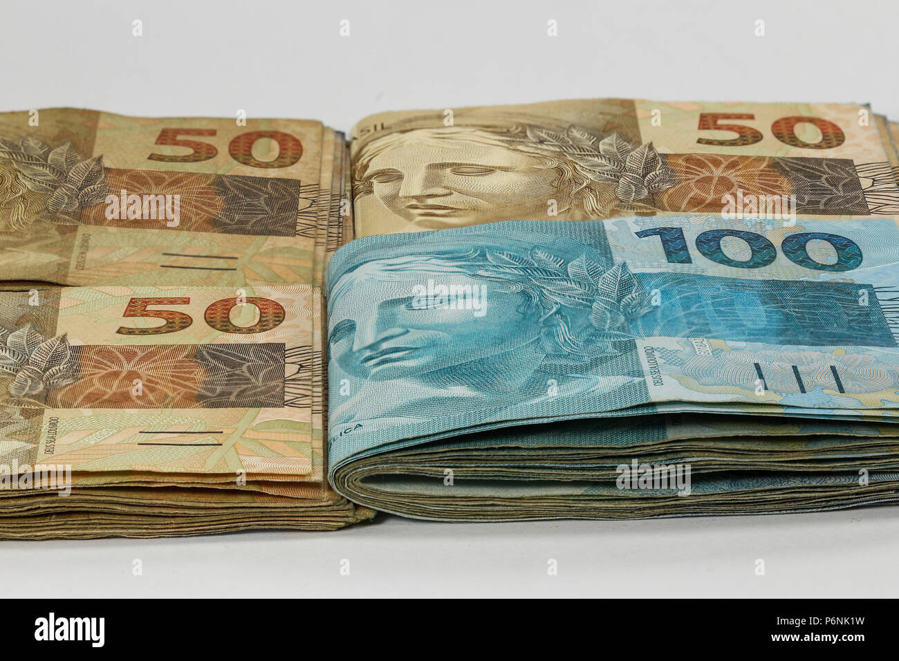 100 Denaro Reale Note dal Brasile. Brasiliano di denaro. Immagine di note di Real, la moneta ufficiale del Brasile dal 1994. Note di 100 Reais. Foto Stock