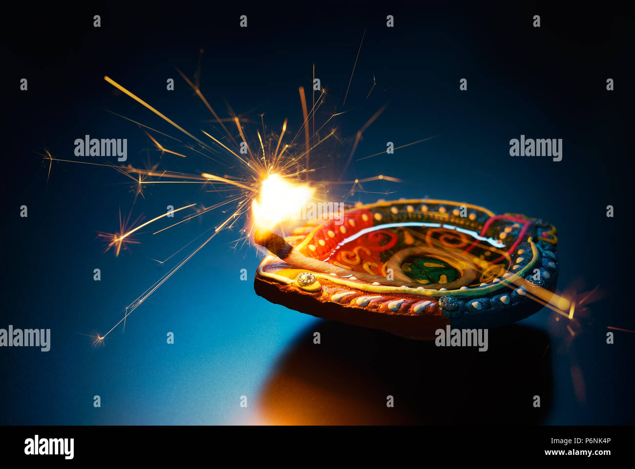 Effetto frizzante su una accesa diya lampada. Felice Diwali Foto Stock