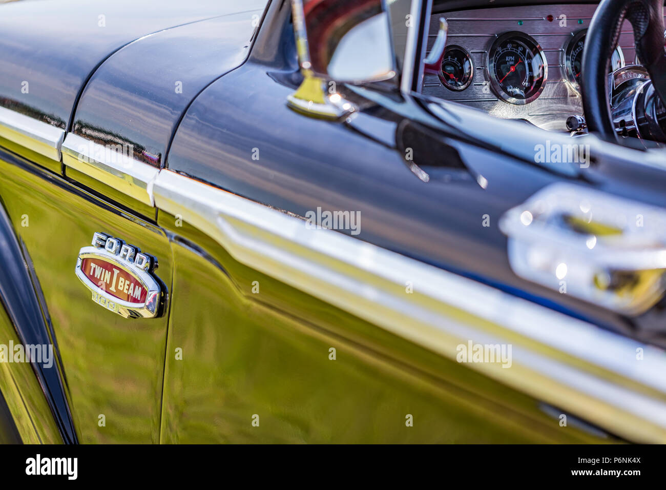 La profondità di campo di una vista dettagliata del parafango badge su un 1966 Ford F100 pickup. Foto Stock