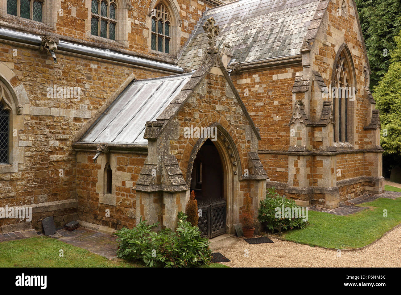 Antica pietra portico di ingresso alla chiesa di San Giacomo, poco Dalby Chiesa, Leicestershire, England, Regno Unito Foto Stock