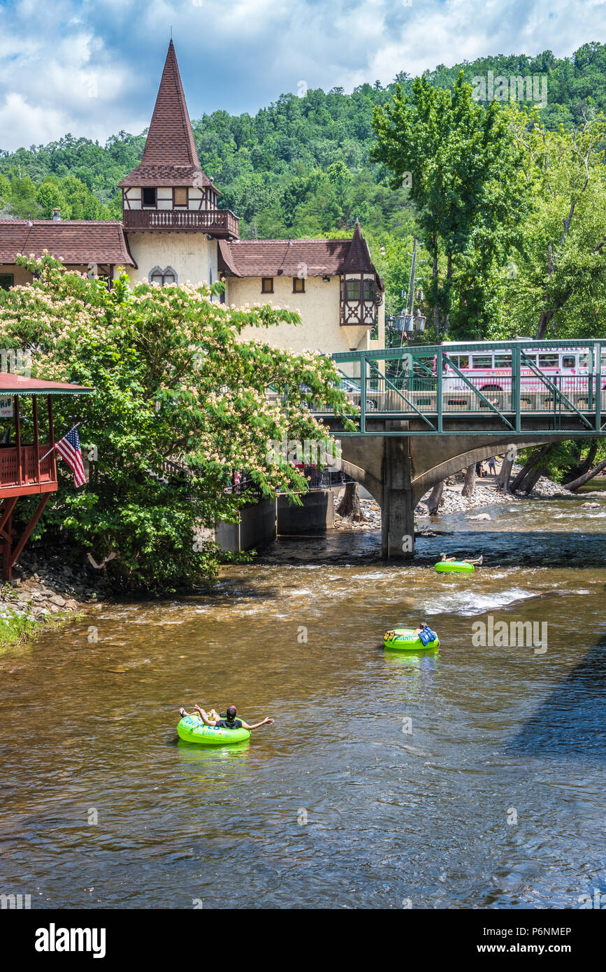 Il tubo attraverso il centro cittadino di Helen, Georgia tra le Blue Ridge Mountains. (USA) Foto Stock