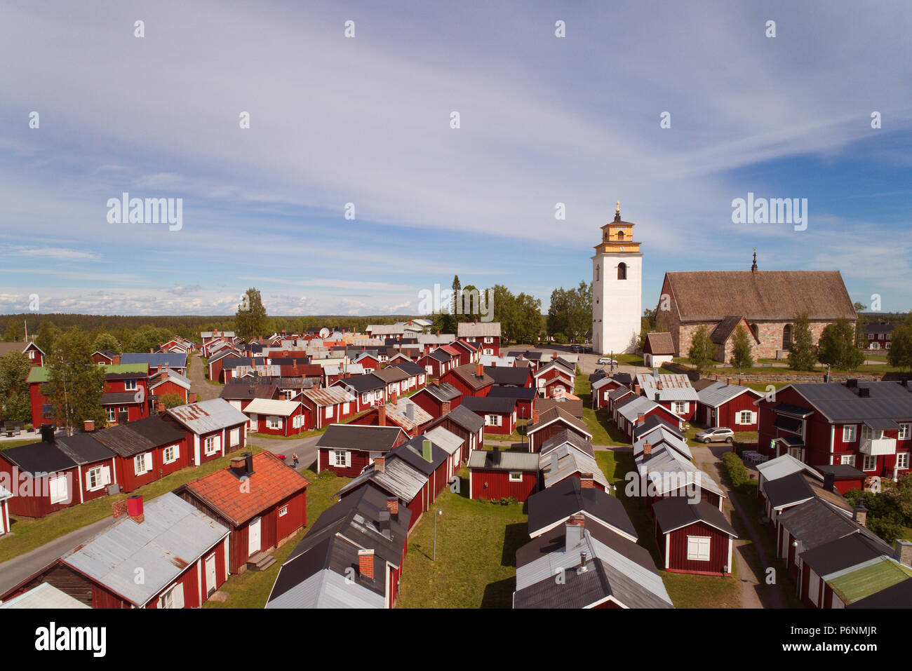 Gammelstad, Svezia - 16 Giugno 2018: Veduta aerea della chiesa di Gammelstad città del patrimonio mondiale UNESCO con il rosso di piccole capanne e una chiesa medievall. Foto Stock