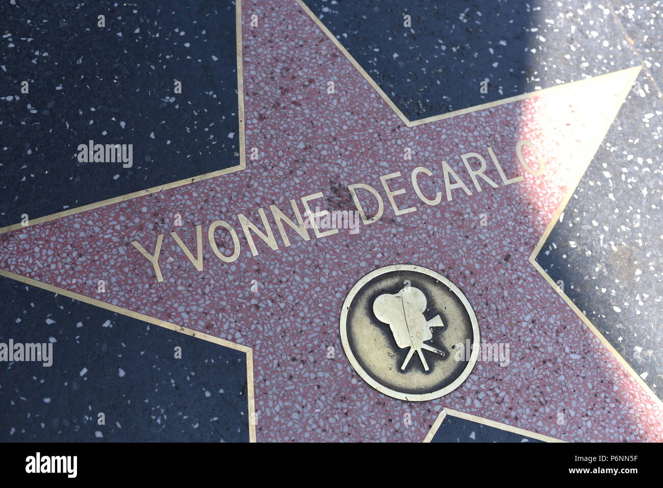 HOLLYWOOD, CA - 29 Giugno: Yvonne Decarlo stella sulla Hollywood Walk of Fame in Hollywood, la California il 29 giugno 2018. Foto Stock
