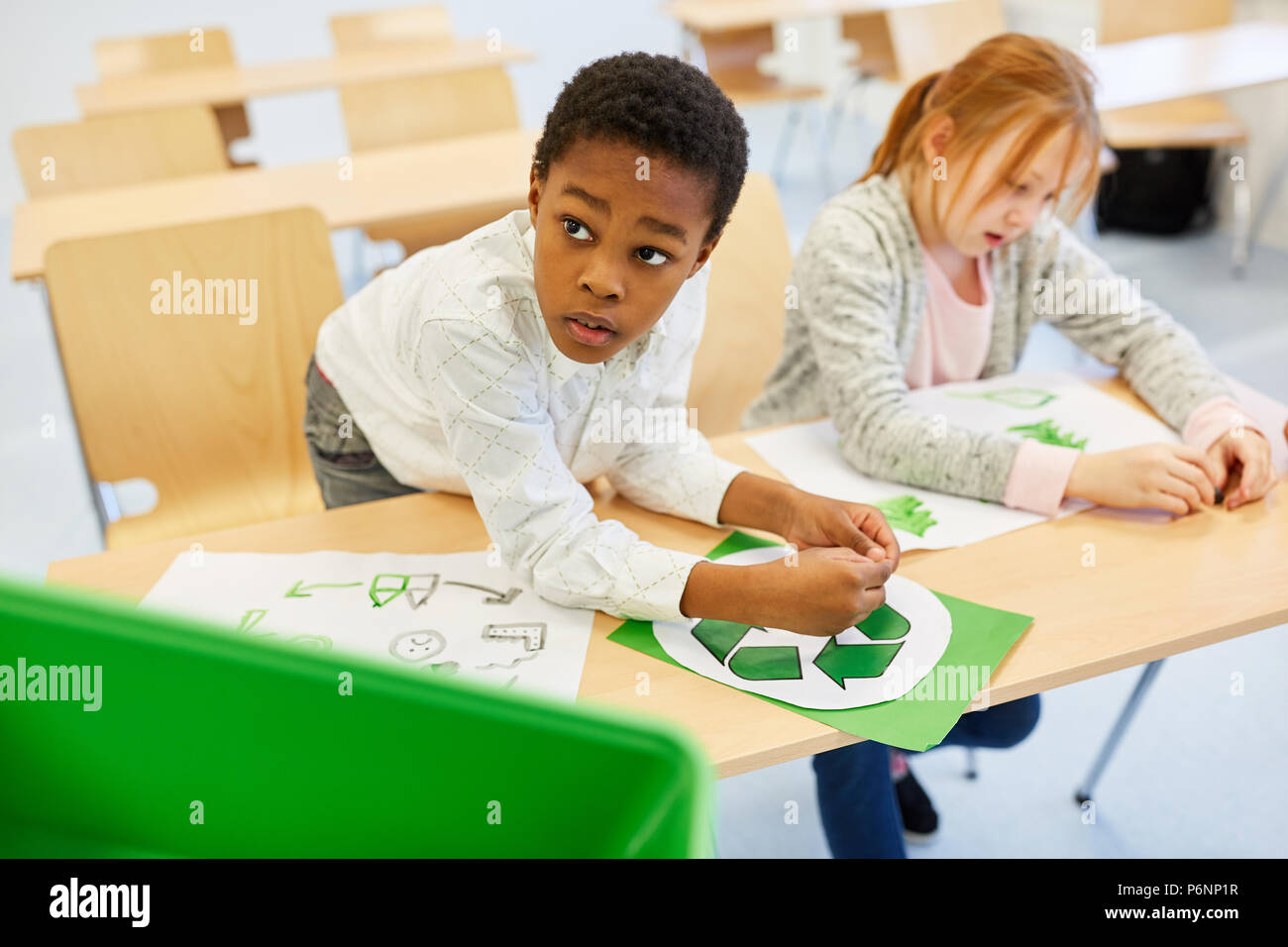 I bambini della scuola elementare per informazioni sul riciclaggio e la sostenibilità Foto Stock
