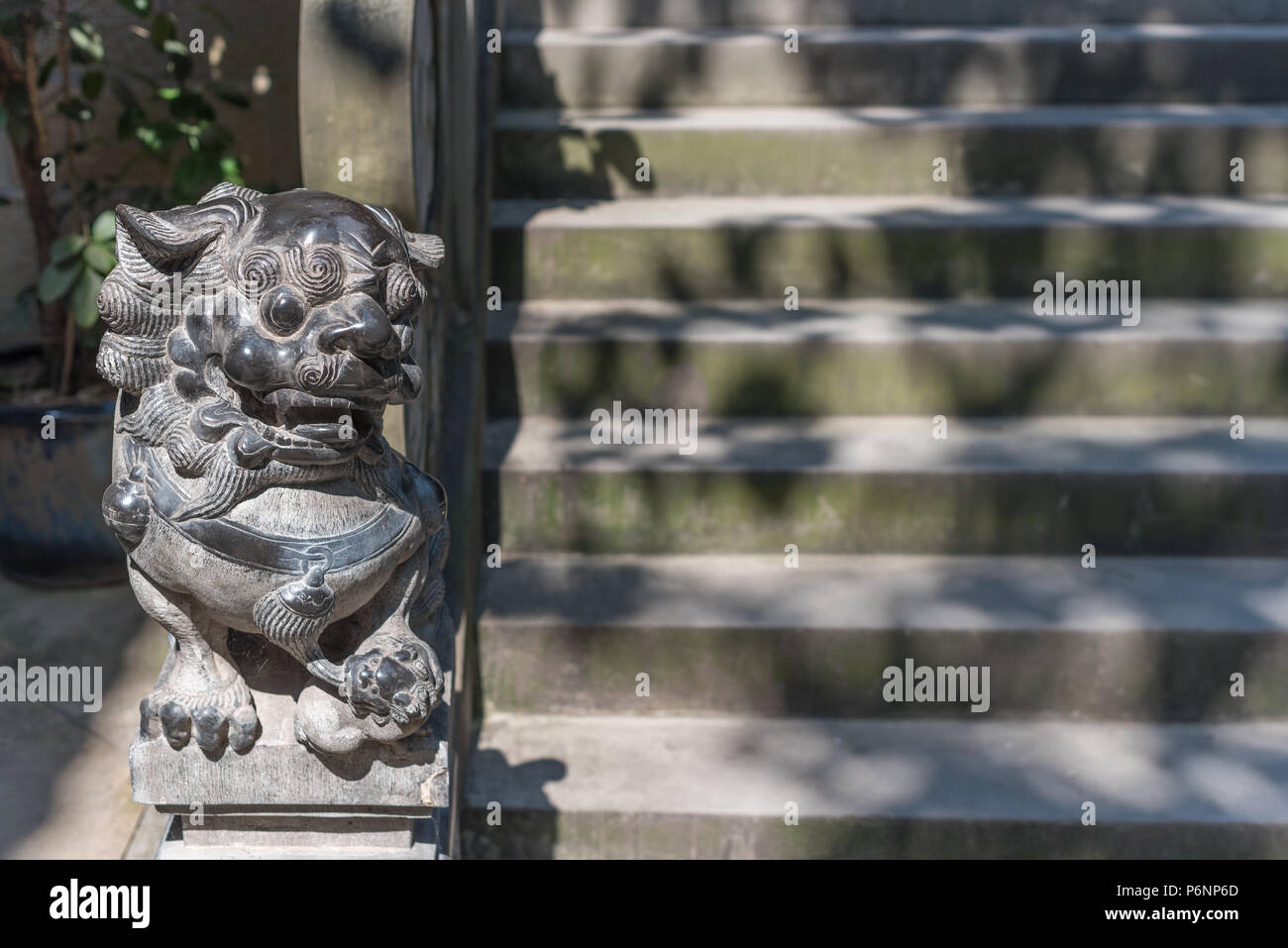 Statua di Lion e scale nel tempio BaoLunSi Chongqing Cina Foto Stock