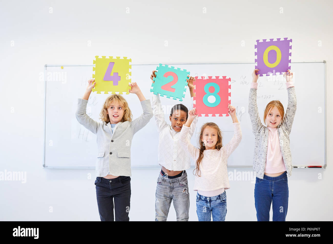 Bambini multiculturale della squadra fa un esercizio creativo per l'integrazione Foto Stock