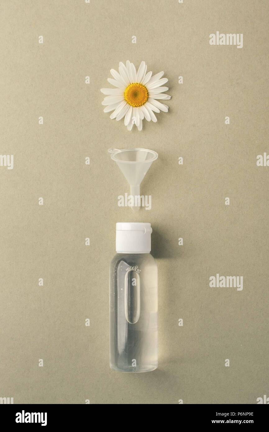 Bottiglia di cosmetici contenitori con hermal camomilla fiori etichetta vuota per il branding mock-up, naturale bellezza organica concezione del prodotto. Foto Stock