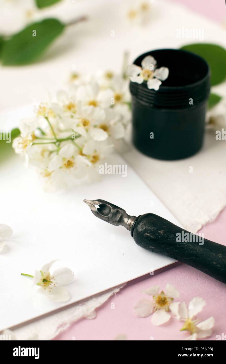 Artistico composizione floreale, area di lavoro con citazione segui il tuo cuore scritto in uno stile di calligrafia su carta bianca. Artista luogo di lavoro, matrimonio greetin Foto Stock