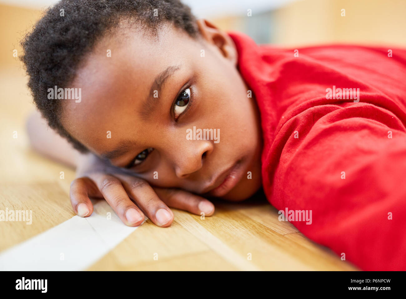 Ragazzo africano appare frustrato e triste dopo l educazione fisica Foto Stock