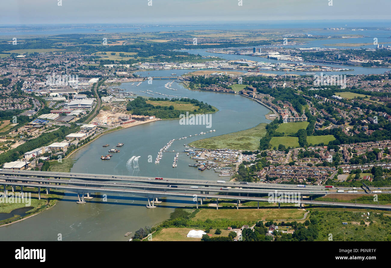 Vista aerea del Fiume Medway e M2/HS1 bridge, Rochester, Kent, Sud Est Inghilterra Foto Stock